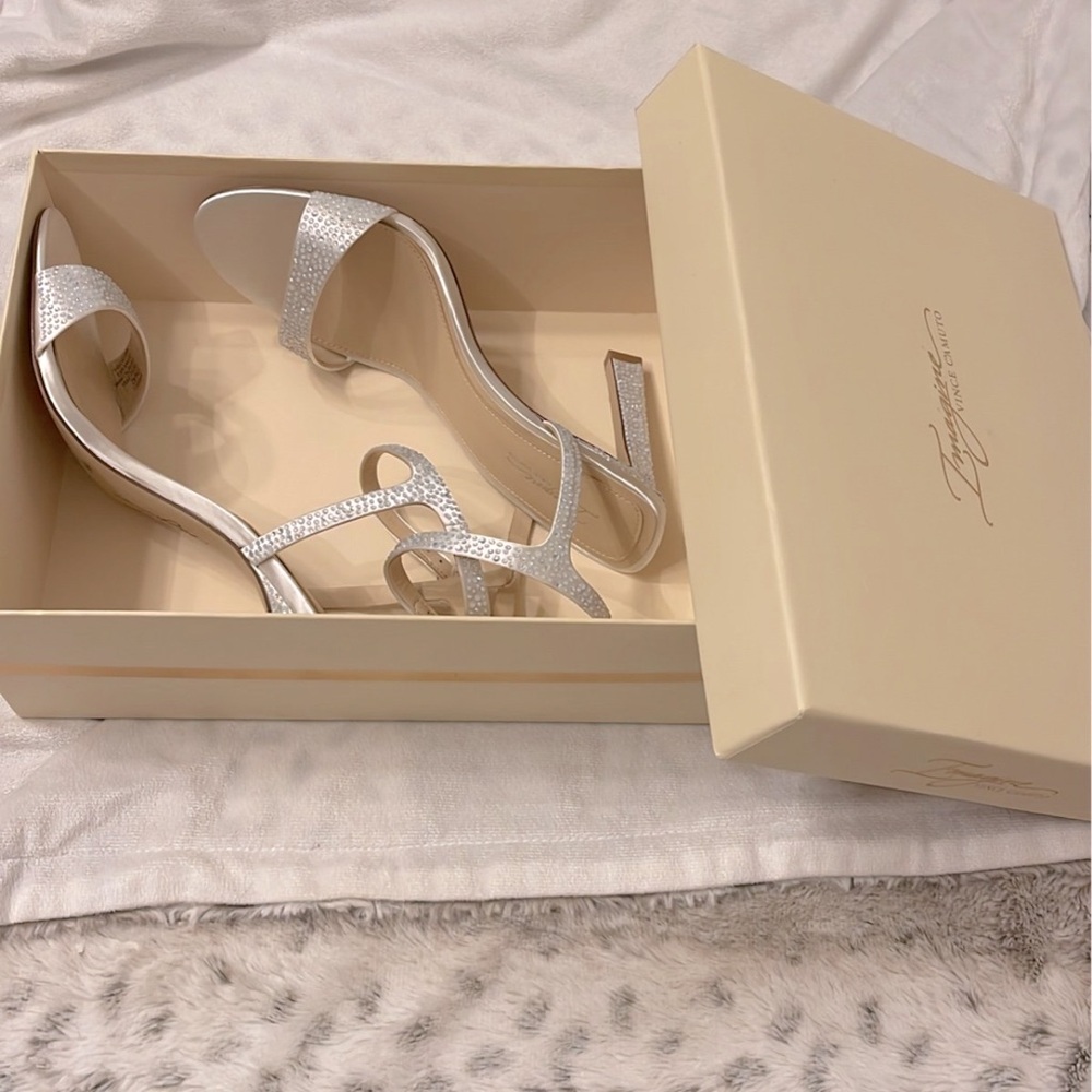 Brand new size 10 Vince Camuto heel